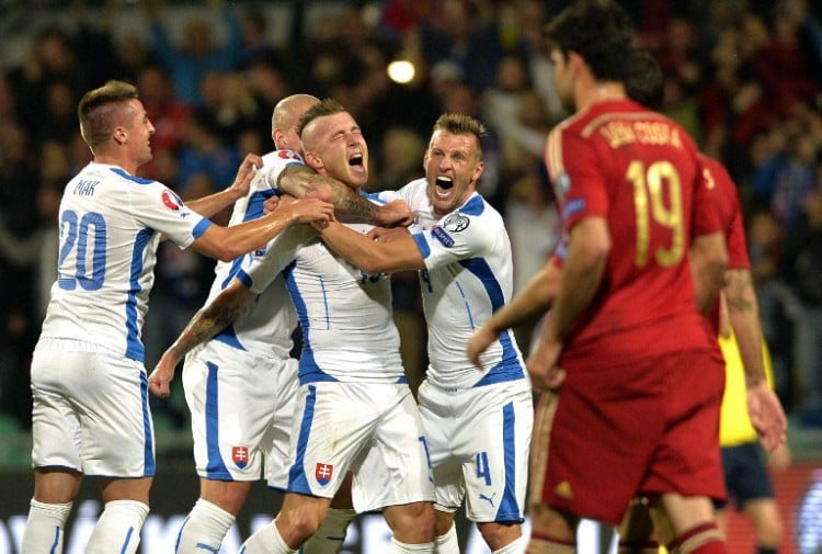 Juraj Kucka (C) feiert sein Tor gegen Spanien am 9.Oktober 2014. AFP PHOTO / SAMUEL KUBANI