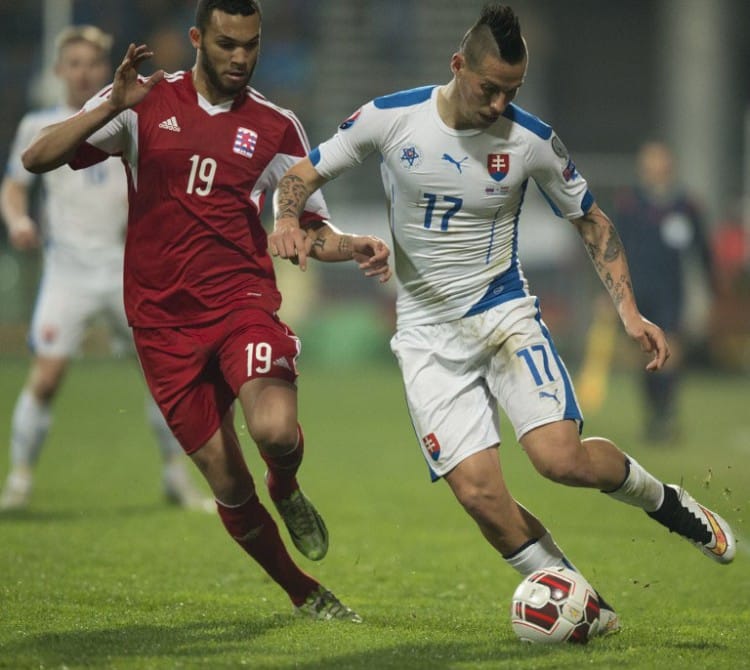 Marek Hamsik (R) beim Spiel gegen Luxemburg in Zilina am 27.März 2015. AFP PHOTO / JOE KLAMAR