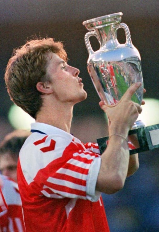 Der Däne Brian Laudrup mit dem Europameisterpokal 1992 in Gothenburg.(Foto AFP)