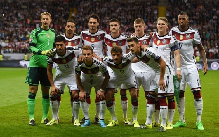 Deutschlands Startelf gegen Polen am 4.September 2015: Manuel Neuer, Karim Bellarabi, Mats Hummels, Jonas Hector,  Toni Kroos, Bastian Schweinsteiger und Jerome Boateng, vorne: Emre Can, Mario Goetze, Thomas Mueller und Mesut Ozil . AFP PHOTO / PATRIK STOLLARZ