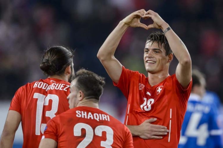 Granit Xhaka (R) mit Ricardo Rodriguez (L) und Xherdan Shaqiri in der Euro 2016 Qualigruppe E gegen Estland. AFP PHOTO / FABRICE COFFRINI