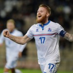 Aron Gunnarsson feiert sein Tor gegen Lettland in der EM 2016 Qualifikation am 10.Oktober 2014. AFP PHOTO/ ILMARS ZNOTINS