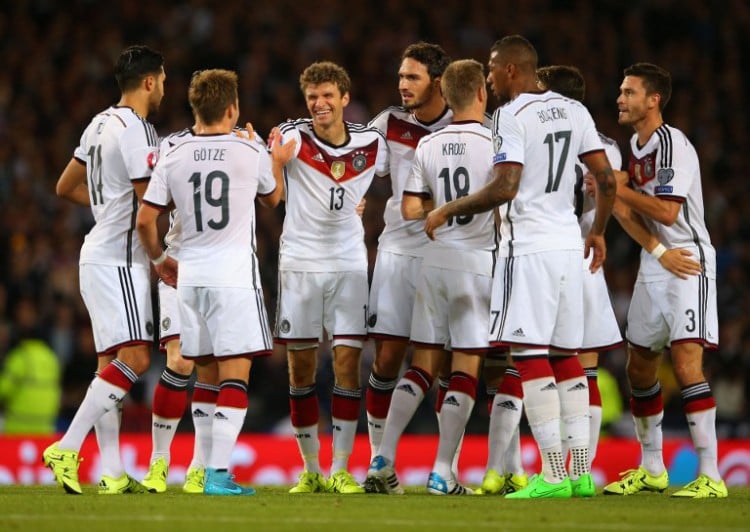 Thomas Muller feiert sein 2.Tor beim qualifying group D Spiel gegen Schottland im Hampden Park in Glasgow am 7.September 2015. AFP PHOTO / IAN MACNICOL