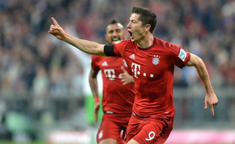 Robert Lewandowski im roten FC Bayern München Trikots. AFP PHOTO / CHRISTOF STACHE
