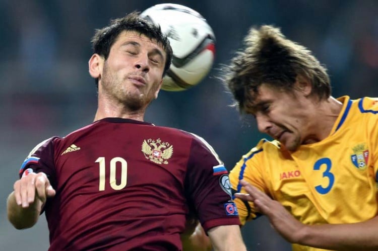 Russlands Mittelfeldspieler Alan Dzagoev im Kampf mit Moldawiens Abwehrspieler Alexandru Epureanu (R)am 12.October2014. AFP PHOTO/KIRILL KUDRYAVTSEV