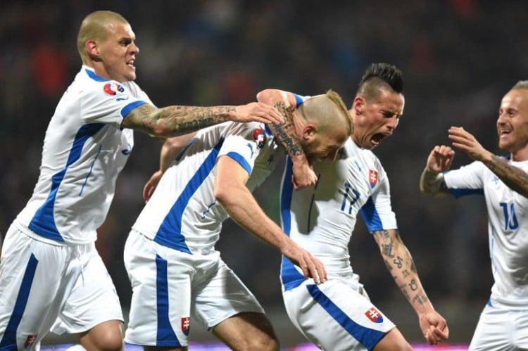 Slowakei's Martin Skrtel, Adam Nemec, Marek Hamsik and Miroslav Stoch (links nach rechts) feiern das 1:0 gegen Luxemburg am 27.März 2015 (AFP PHOTO / JOE KLAMAR)