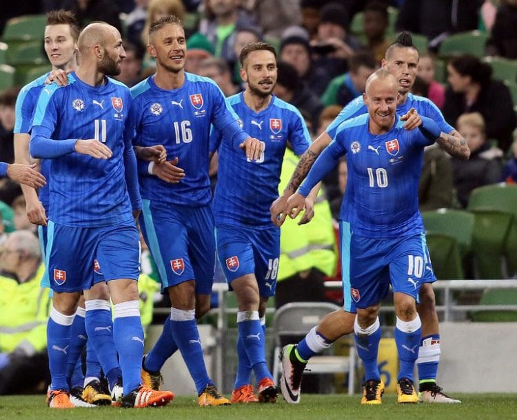 Slowakischer Mittelfeldspieler Miroslav Stoch feiert sein erstes Tor beim Länderspiel Irland gegen Slowakei in Dublin am 29.03. 2016. / AFP / PAUL FAITH