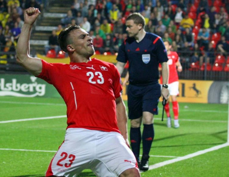 Der Schweizer Xherdan Shaqiri feriert sein Tor gegen Litauen. AFP PHOTO / PETRAS MALUKAS