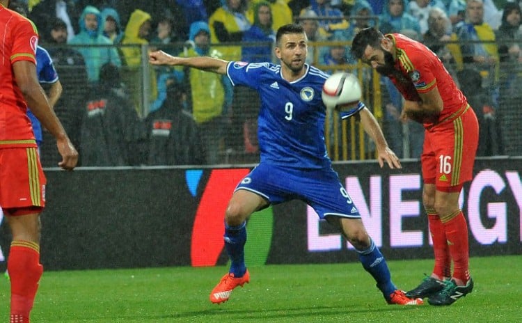 Wales' Joe Ledley (R) gegen Bosniens Vedad Ibisevic (L) im blauen Bosnien-Trikot. AFP PHOTO / ELVIS BARUKCIC