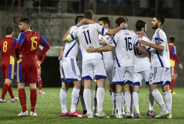 Bosnien im weißen Auswärtstrikot 2015. AFP PHOTO / PASCAL PAVANI