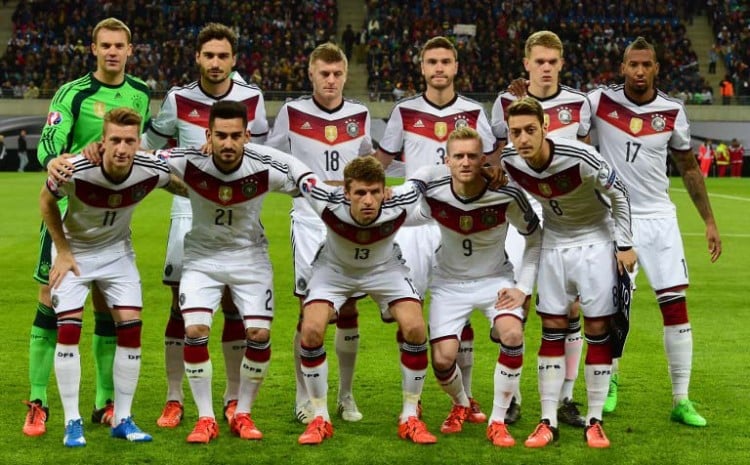 Die deutsche Startelf gegen Georgien (vorne links nach rechts) Marco Reus, Ilkay Guendogan, Thomas Mueller,Andre Schuerrle , Mesut Oezil und (hinten) Torwart Manuel Neuer, Mats Hummels, Toni Kroos, Jonas Hector,Matthias Ginter und Jerome Boateng. AFP PHOTO / JOHN MACDOUGALL