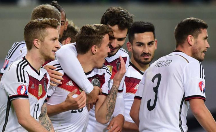 Deutschland feiert das Tor zum 2:1 gegen Georgien durch Max Kruseam 11.Oktober 2015. AFP PHOTO / JOHN MACDOUGALL