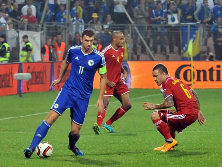 Bosnens Edin Dzeko (L) gegen Belgien im blauen Heimtrikot am 13.Oktober 2014. AFP PHOTO / ELVIS BARUKCIC