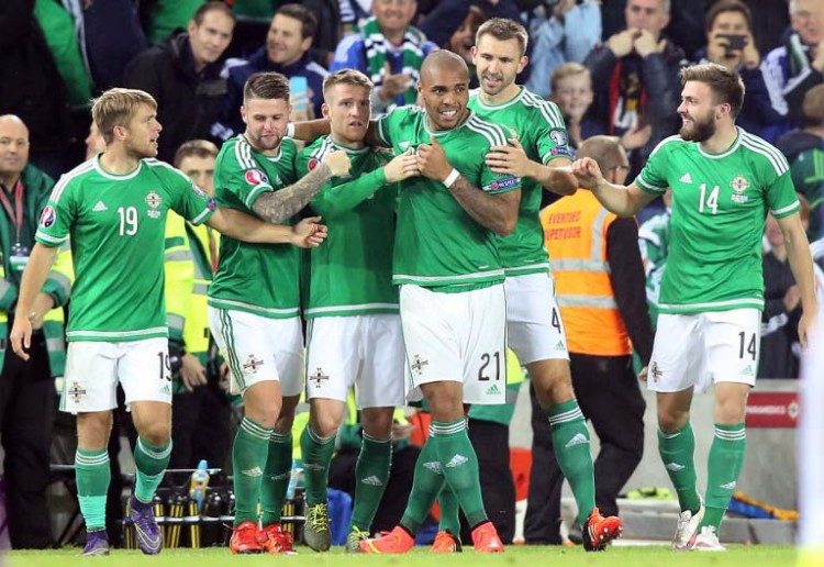 Nordirlands Stürmer Josh Magennis (C) feiert sein Tor gegen Griechenland am 8. Oktober 2015. AFP PHOTO / PAUL FAITH