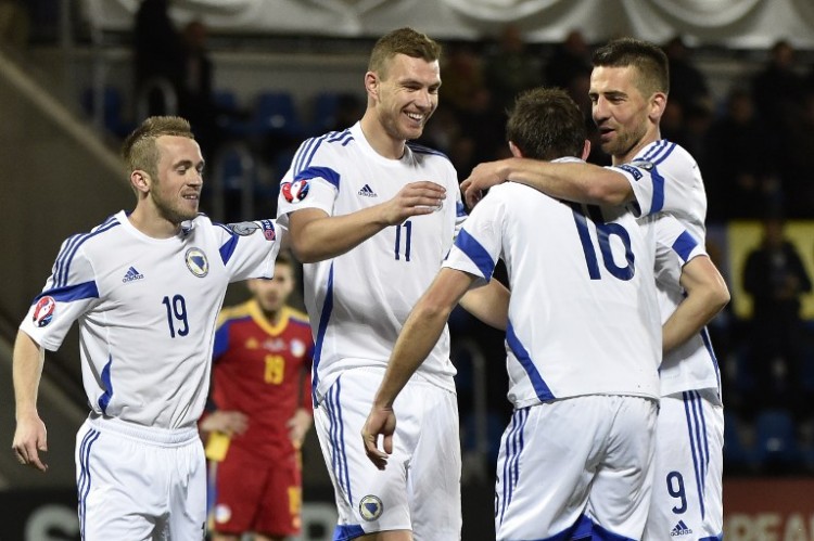 Edin Dzeko (2. von links) feiert gegen Andorra. AFP PHOTO / PASCAL PAVANI