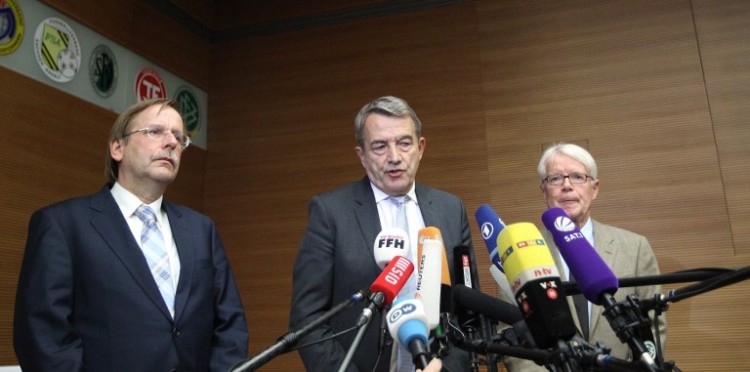 Wolfgang Niersbach, Ex-Präsident des DFB, vor seinem Statement zu seinem Rücktritt mit Reinhard Rauball, Vizepräsident des DFB und dem Präsident der deutschen Fussball-Liga (DFL) sowie DFB Vice Präsident Rainer Koch am 9. November 2015. AFP PHOTO / DANIEL ROLAND