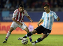 Argentiniens Sergio Aguero und Paraguays Nestor Ortigoza im Kamp