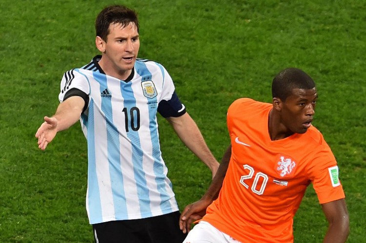 Argentiniens Kapitän Lionel Messi (L) im weiß-blauen Heimtrikot und Hollands Georginio Wijnaldum im orangen Heimtrikot beim WM 2014 Halbfinale am 9.Juli 2014 (AFP PHOTO / GABRIEL BOUYS)