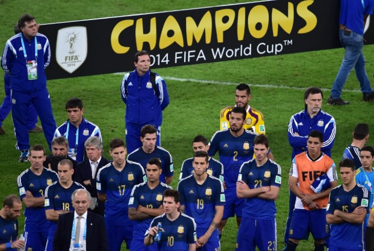 Argentiniens coach Alejandro Sabella und Kapitän Lionel Messi (unten) nach dem verlorenen WM-Finale 2014 im Maracana Stadium in Rio de Janeiro am 13.Juli 2014. AFP PHOTO / NELSON ALMEIDA