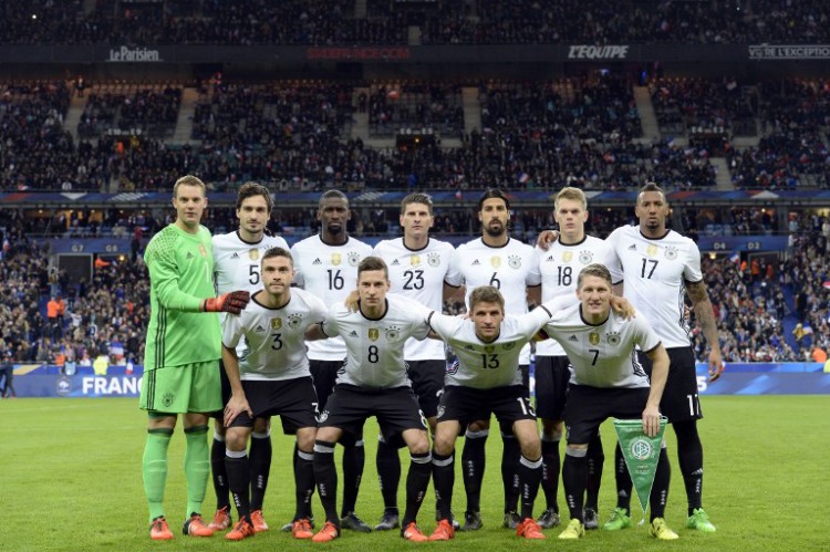 Die deutsche Startaufstellung im Freundschaftsspiel gegen Frankreich im neuen DFB-Trikot 2016. AFP PHOTO / MIGUEL MEDINA