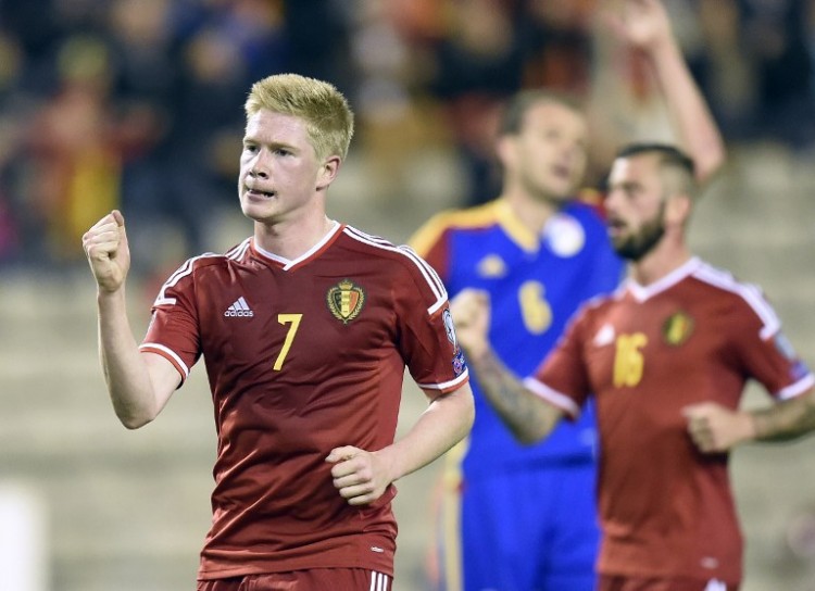 Belgiens Kevin De Bruyne (L) freut sich über die EM 2016 Qualifikation und nun auch noch über den ersten Platz in der FIFA-Weltrangliste. AFP PHOTO / JOHN THYS