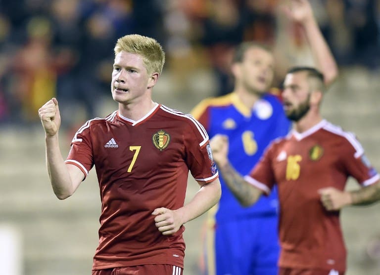 Belgiens Kevin De Bruyne (L) feiert die EM-Qualifikation.  AFP PHOTO / JOHN THYS