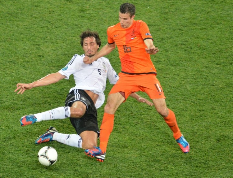 Der niederländische Stürmer Robin van Persie (R) kämpft mit dem deutschen Verteidiger Mats Hummels während des Fußballspiels Niederlande gegen Deutschland bei der Europameisterschaft 2012 am 13. Juni 2012 im Metalist-Stadion in Charkiw. AFP PHOTO / SERGEI SUPINSKY