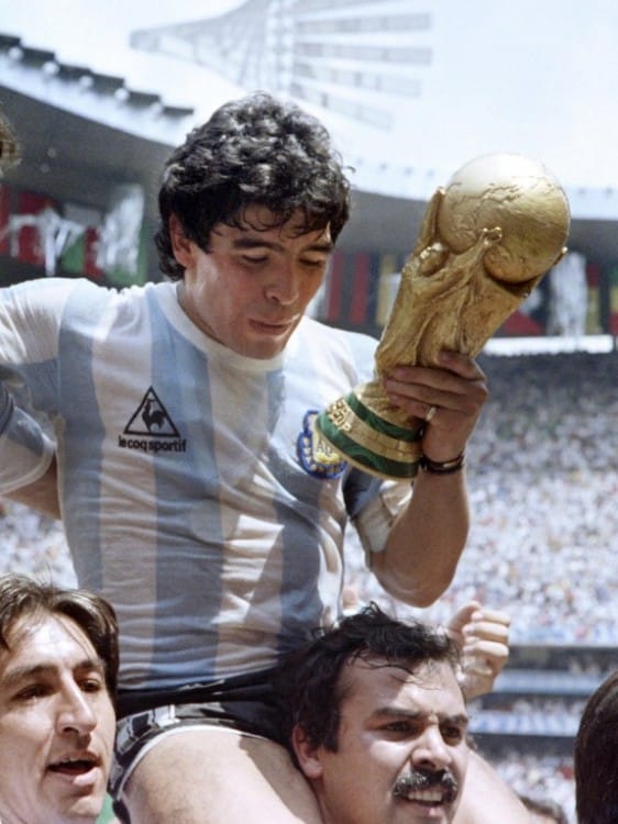 Argentinines Legende Diego Maradona wird von Fans auf den Schultern getragen nachdem er mit seiner Mannschaft Deutschland im Finale der WM 1986 mit 3:2 besiegt hatte. Mexiko City 29. Juni 1986.