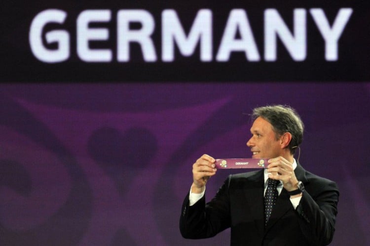 Die EURO 2016 Auslosung am 12.12.2015. Hier zieht Marco van Basten 2011 die deutsche Mannschaft für die EURO 2012. AFP PHOTO / SERGEI SUPINSKY / AFP / SERGEI SUPINSKY