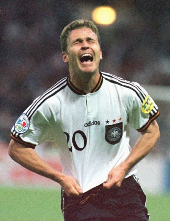 Der Deutsche Oliver Bierhoff jubelt nach seinem ersten goldenen Tor im internationalen Fußball während des Euro96-Finales gegen die Tschechische Republik im Londoner Wembley-Stadion am 30. Juni. Deutschland gewann mit 2:1 in der Verlängerung. (AFP)