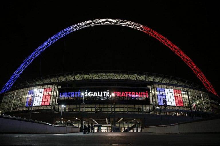 Der Bogen des Londoner Wembley Stadion erstrahlt in den Farben Frankreichs am 16.November 2015. AFP PHOTO / ADRIAN DENNIS / AFP / ADRIAN DENNIS