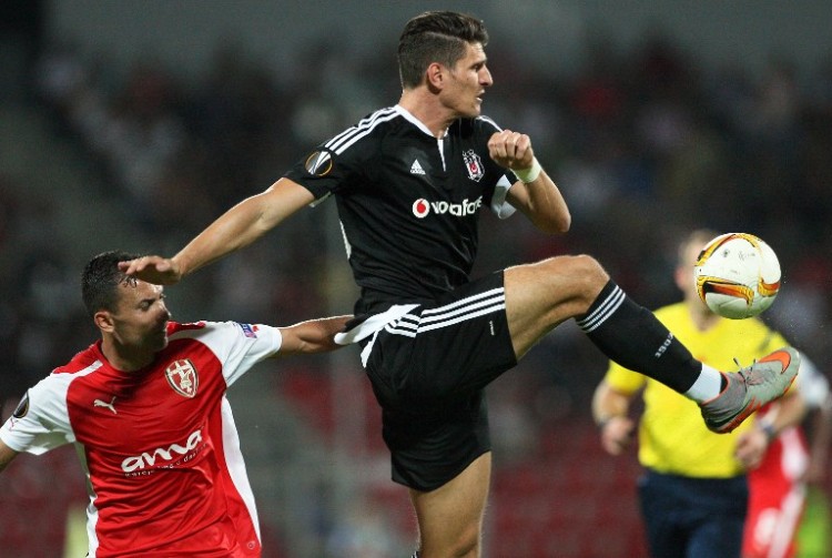 Besiktas' Mario Gomez in der UEFA Europa Leagueam 17. September 2015. AFP PHOTO / GENT SHKULLAKU