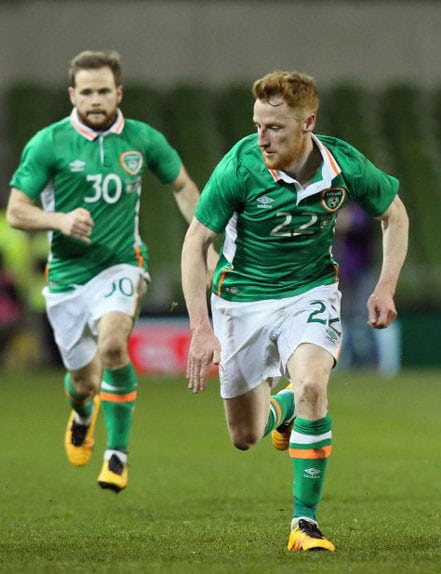 Schweizer Nationalspieler Admir Mehmedi (L) am Ball mit dem irlandischen Mittelfelspieler Stephen Quinn beim Länderspiel Ireland gegen Schweiz in Dublin am 25.März.2016. / AFP / PAUL FAITH