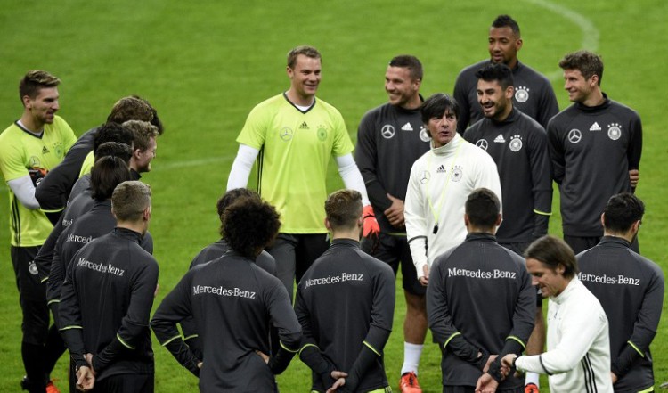 Bundestrainer Joachim Löw spricht zu seinem Team während des Trainings im Stade de France in Saint-Denis am 12.November 2015 vor dem Länderspiel gegen Frankreich. AFP PHOTO / FRANCK FIFE