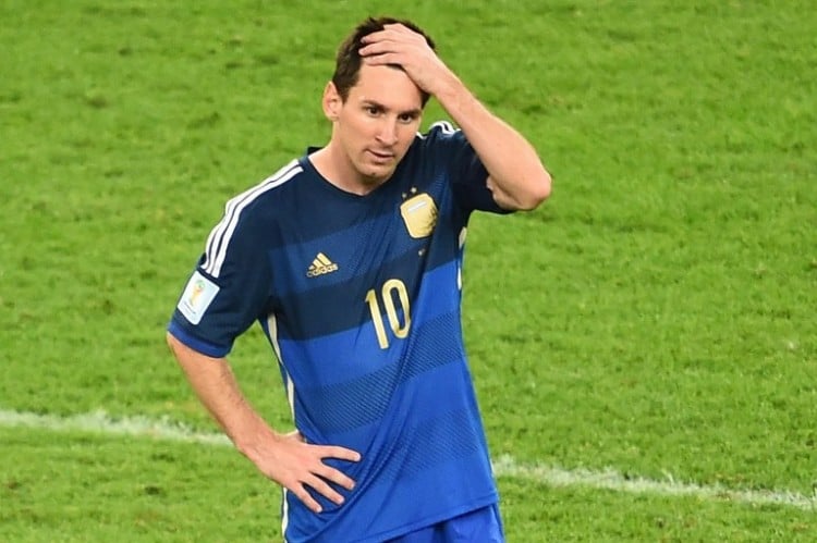 Argentiniens Superstar Lionel Messi reagiert auf die Finalniederlage in der Verlängerung gegen die deutsche Nationalmannschaft bei der WM 2014 in Brasilien im Maracana Stadion in Rio de Janeiro am 13. Juli 2014. AFP PHOTO / CHRISTOPHE SIMON