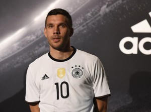 Lukas Podolski im neuen DFB Trikot 2016 (Foto AFP)