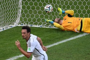 Frankreichs Kapitän und Torwart Hugo Lloris kann nicht mehr machen: Mats Hummels erzielt das 1:0 gegen Frankreich im Viertelfinale der WM 2014. AFP PHOTO / CHRISTOPHE SIMON