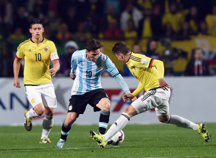 Lionel Messi (C) gegen die Kolumbianer Santiago Arias (R) und James Rodriguez bei der Copa America 2015. AFP PHOTO / PABLO PORCIUNCULA