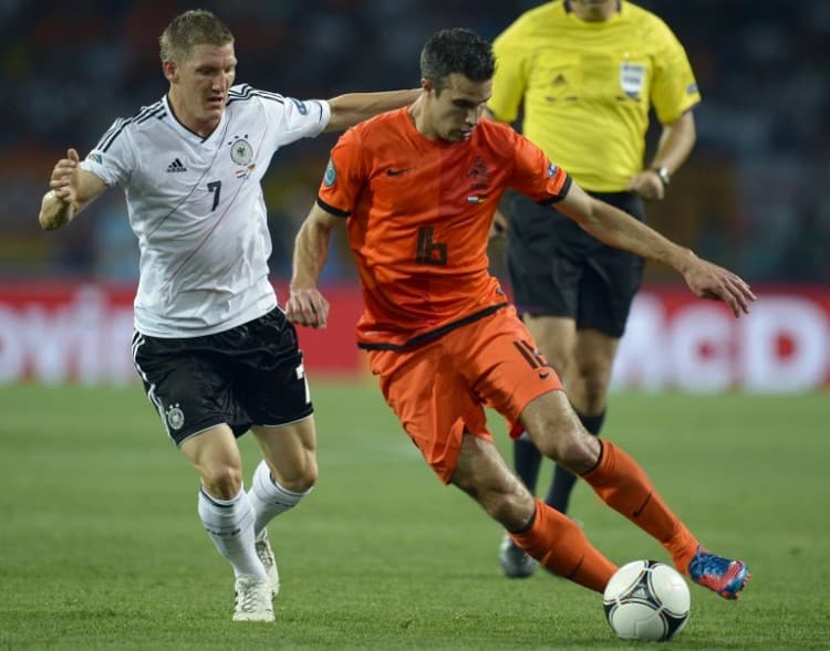 Der Holländer Robin van Persie (R) gegen Bastian Schweinsteiger bei der Euro 2012 in der Vorrunde - 2:1 für Deutschland. AFP PHOTO / FILIPPO MONTEFORTE