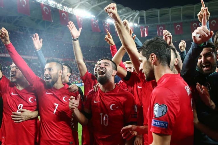 Die türkische Nationalmannschaft feiert ihre Qualifikation 2016. AFP PHOTO/ STRINGER