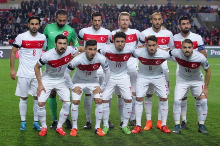 Die türkische Fußballnationalmannschaft am 10.Oktober 2015. AFP PHOTO / MILAN KAMMERMAYER