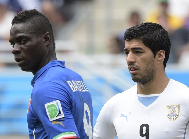 Italiens Mario Balotelli (L) und Luis Suarez bei der WM 2014. AFP PHOTO/ DANIEL GARCIA