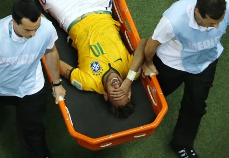 Der brasilianische Stürmer Neymar hat Schmerzen, nachdem er sich während des Viertelfinalspiels zwischen Brasilien und Kolumbien im Castelao-Stadion in Fortaleza bei der FIFA Fussball-Weltmeisterschaft 2014 am 4. Juli 2014 verletzt hat. Der brasilianische Fußballstar Neymar fällt mit einer Rückenverletzung für die Weltmeisterschaft aus, wie Mannschaftsarzt Rodrigo Lasmar mitteilte. Lasmar teilte Reportern mit, dass sich Neymar beim 2:1-Viertelfinalsieg Brasiliens gegen Kolumbien eine Fraktur des dritten Rückenwirbels zugezogen hat. AFP PHOTO / POOL / FABRIZIO BENSCH