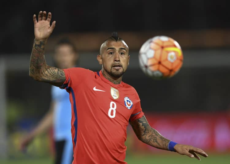 Chile's midfielder Arturo Vidal is Arturo Vidal gibt nicht nur bei Bayern München im Mittelfeld den Ton an. Auch für die Nationalmannschaft von Chile ist der Star mit der Nummer 8 unersetzlich. / AFP PHOTO / Martin BERNETTI