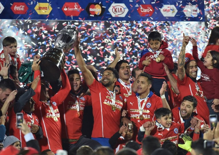 Chile feiert den Sieg der Copa America 2015 gegen Argentinien in Santiago am4.Juli 2015.  AFP PHOTO / NELSON ALMEIDA