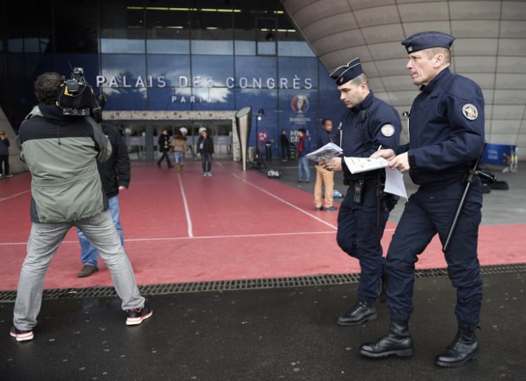 Französische Polizisten vor dem Congres in Paris am 12.Dezember 2015. AFP PHOTO / FRANCK FIFE / AFP / FRANCK FIFE