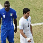 Italiens Mario Balotelli (L) und Uruguay's Luis Suarez beim WM 2014 Gruppe D zwischen Italien und Uruguay in Natal am 24.Juni 2014. AFP PHOTO/ YASUYOSHI CHIBA