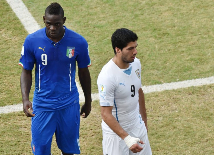 Italiens Mario Balotelli (L) und Uruguay's Luis Suarez beim WM 2014 Gruppe D zwischen Italien und Uruguay in Natal am 24.Juni 2014. AFP PHOTO/ YASUYOSHI CHIBA