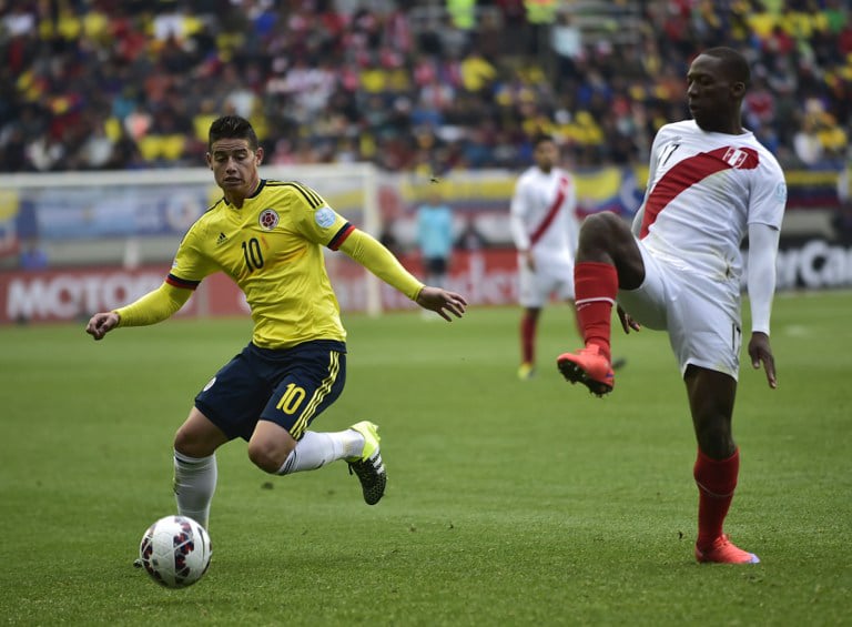 Kolumbiens James Rodriguez (L) und Perus Luis Advincula bei der Copa America 2015. AFP PHOTO / RODRIGO BUENDIA