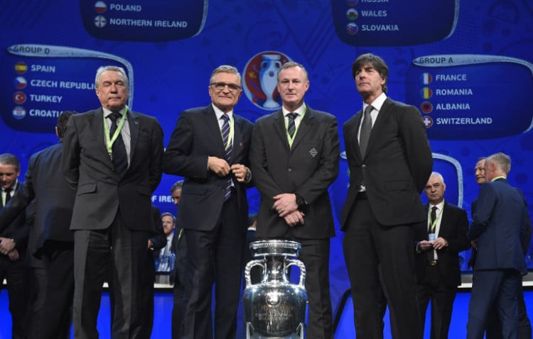 Die Trainer der Gruppe C: Ukraine's Assistentstrainer Volodymyr Onyshchenko, Polens Trainer Adam Navalka, Nordirlands coach Michael O'Neill und Deutschlands Bundestrainer Joachim Löw nach der EM-Auslosung 2016 am 12.Dezember 2015. AFP PHOTO / LIONEL BONAVENTURE / AFP / LIONEL BONAVENTURE